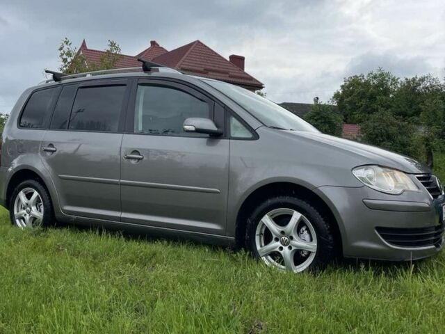 Серый Фольксваген Туран, объемом двигателя 1.6 л и пробегом 180 тыс. км за 2500 $, фото 2 на Automoto.ua