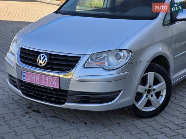 Серый Фольксваген Туран, объемом двигателя 1.6 л и пробегом 225 тыс. км за 6700 $, фото 2 на Automoto.ua