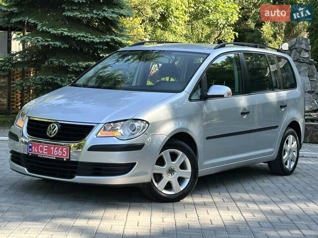 Серый Фольксваген Туран, объемом двигателя 1.6 л и пробегом 230 тыс. км за 6800 $, фото 1 на Automoto.ua