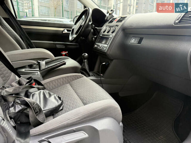 Серый Фольксваген Туран, объемом двигателя 1.9 л и пробегом 282 тыс. км за 6900 $, фото 14 на Automoto.ua