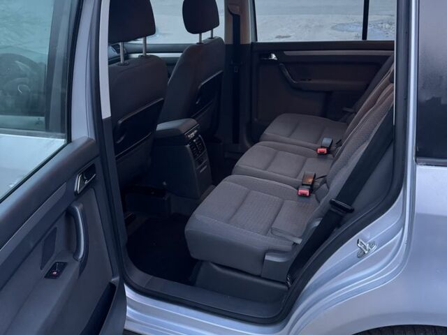 Серый Фольксваген Туран, объемом двигателя 1.9 л и пробегом 250 тыс. км за 3450 $, фото 20 на Automoto.ua