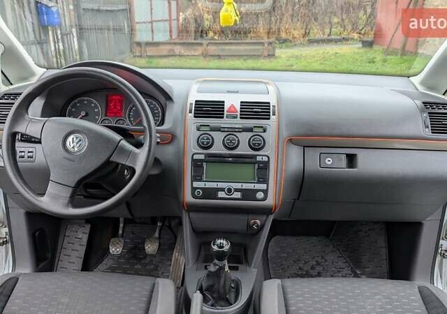 Серый Фольксваген Туран, объемом двигателя 1.39 л и пробегом 211 тыс. км за 5500 $, фото 6 на Automoto.ua