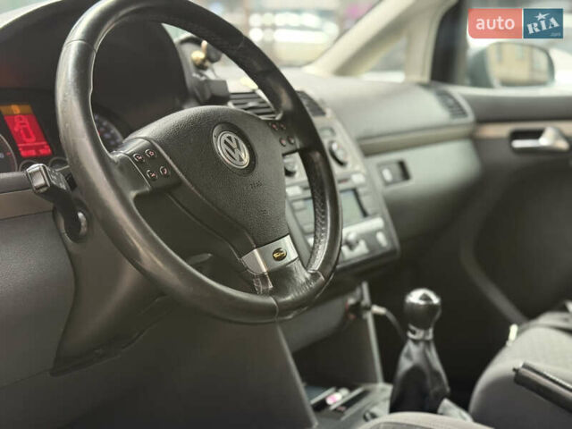 Серый Фольксваген Туран, объемом двигателя 1.9 л и пробегом 282 тыс. км за 6900 $, фото 19 на Automoto.ua