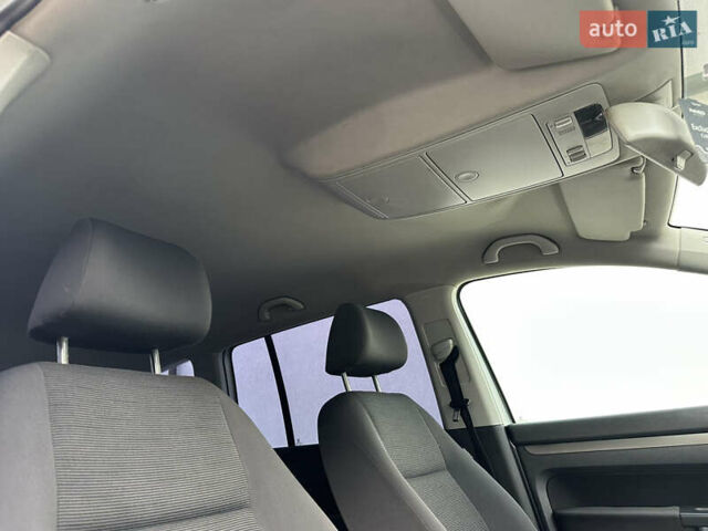 Серый Фольксваген Туран, объемом двигателя 1.6 л и пробегом 215 тыс. км за 6800 $, фото 45 на Automoto.ua