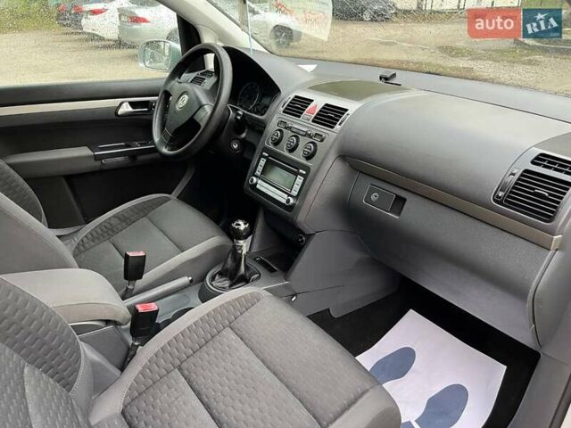 Серый Фольксваген Туран, объемом двигателя 1.6 л и пробегом 262 тыс. км за 6700 $, фото 19 на Automoto.ua