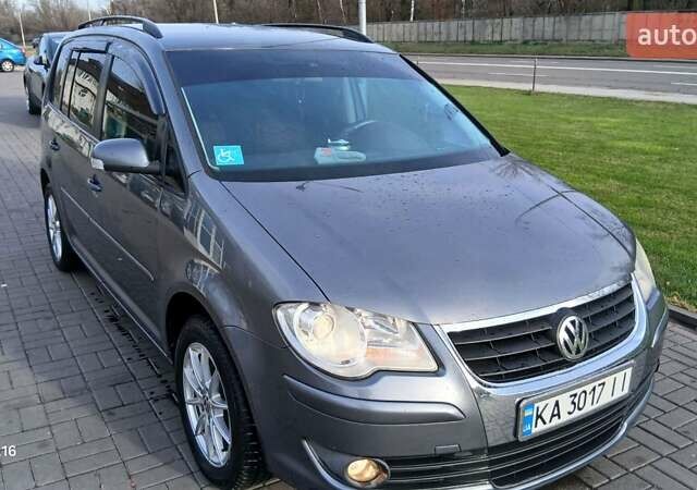 Серый Фольксваген Туран, объемом двигателя 1.4 л и пробегом 278 тыс. км за 6000 $, фото 1 на Automoto.ua