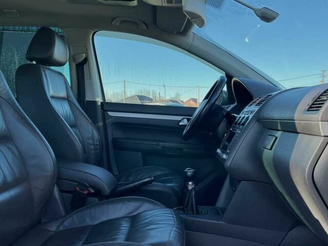 Серый Фольксваген Туран, объемом двигателя 1.4 л и пробегом 242 тыс. км за 7000 $, фото 21 на Automoto.ua