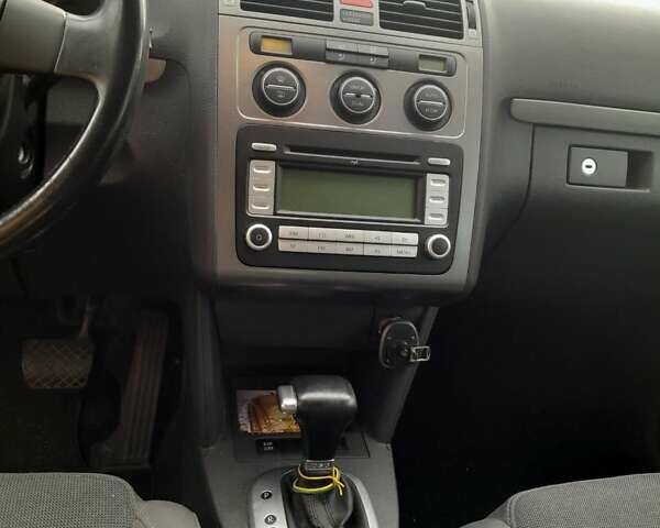 Сірий Фольксваген Туран, об'ємом двигуна 1.4 л та пробігом 250 тис. км за 6500 $, фото 6 на Automoto.ua