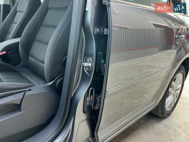 Серый Фольксваген Туран, объемом двигателя 1.6 л и пробегом 217 тыс. км за 8200 $, фото 50 на Automoto.ua