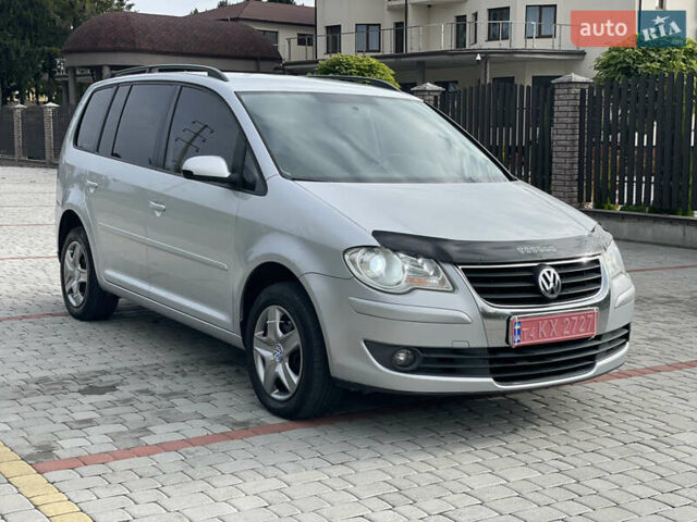 Серый Фольксваген Туран, объемом двигателя 1.9 л и пробегом 263 тыс. км за 7400 $, фото 7 на Automoto.ua