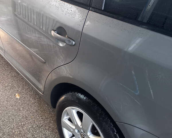 Серый Фольксваген Туран, объемом двигателя 1.9 л и пробегом 250 тыс. км за 7700 $, фото 3 на Automoto.ua