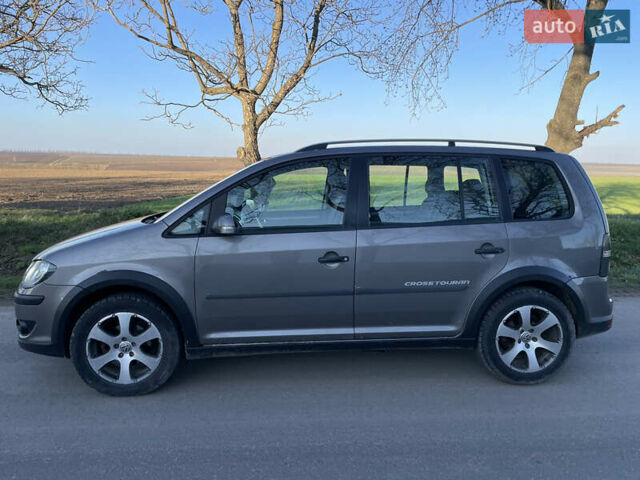 Серый Фольксваген Туран, объемом двигателя 1.39 л и пробегом 220 тыс. км за 4400 $, фото 1 на Automoto.ua