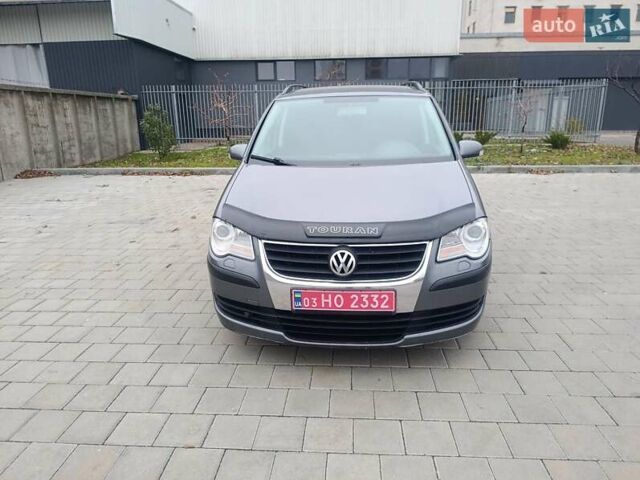 Серый Фольксваген Туран, объемом двигателя 1.6 л и пробегом 224 тыс. км за 7300 $, фото 1 на Automoto.ua