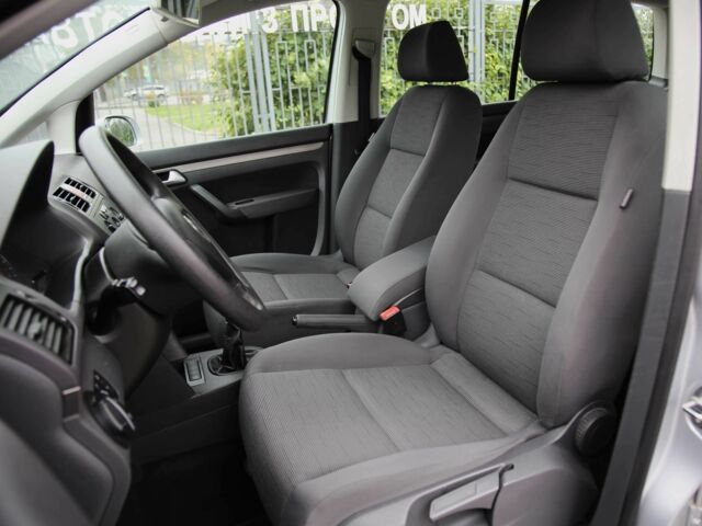 Серый Фольксваген Туран, объемом двигателя 1.6 л и пробегом 218 тыс. км за 8600 $, фото 6 на Automoto.ua