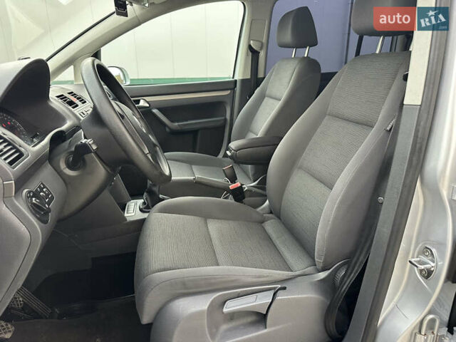 Серый Фольксваген Туран, объемом двигателя 1.6 л и пробегом 215 тыс. км за 6800 $, фото 24 на Automoto.ua