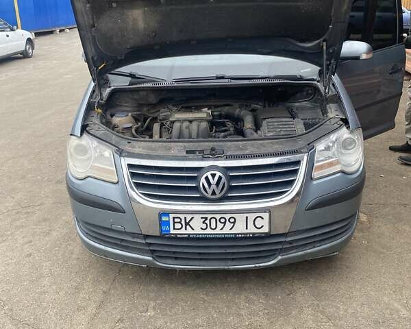 Серый Фольксваген Туран, объемом двигателя 1.6 л и пробегом 225 тыс. км за 6000 $, фото 17 на Automoto.ua