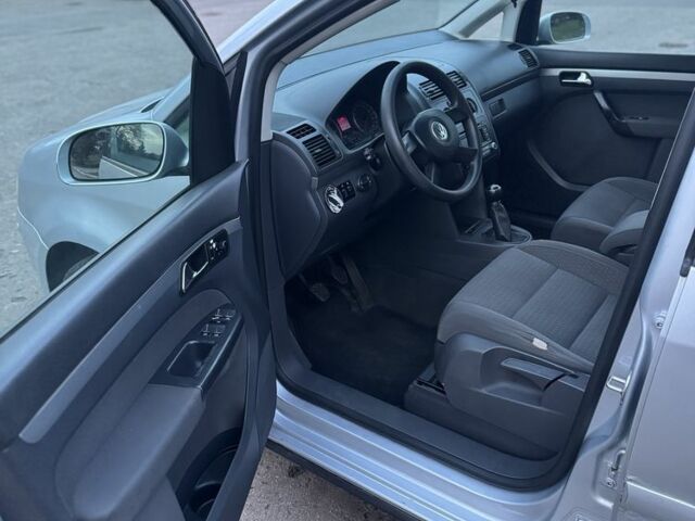 Серый Фольксваген Туран, объемом двигателя 1.9 л и пробегом 250 тыс. км за 3450 $, фото 10 на Automoto.ua