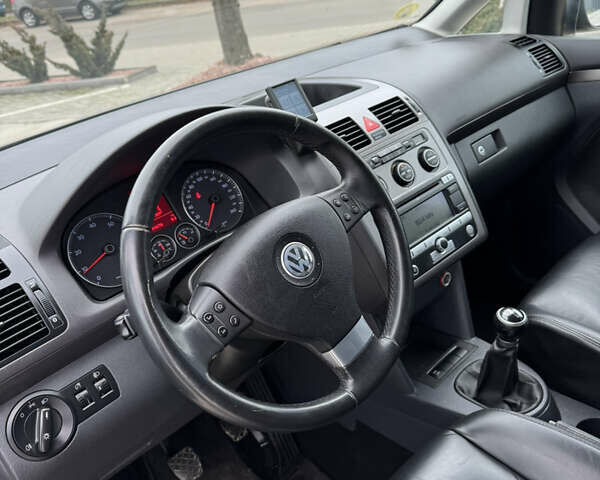 Серый Фольксваген Туран, объемом двигателя 1.6 л и пробегом 222 тыс. км за 7800 $, фото 19 на Automoto.ua