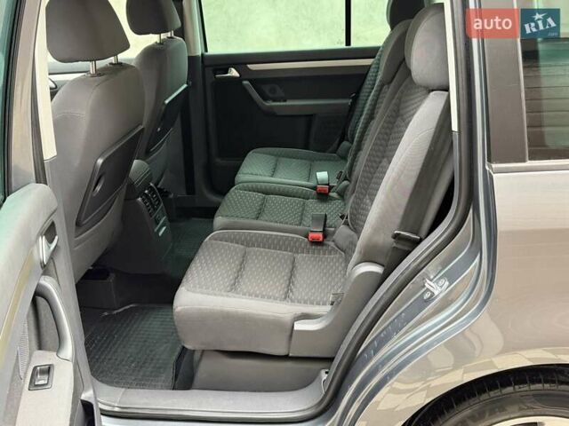 Серый Фольксваген Туран, объемом двигателя 1.6 л и пробегом 251 тыс. км за 6950 $, фото 33 на Automoto.ua