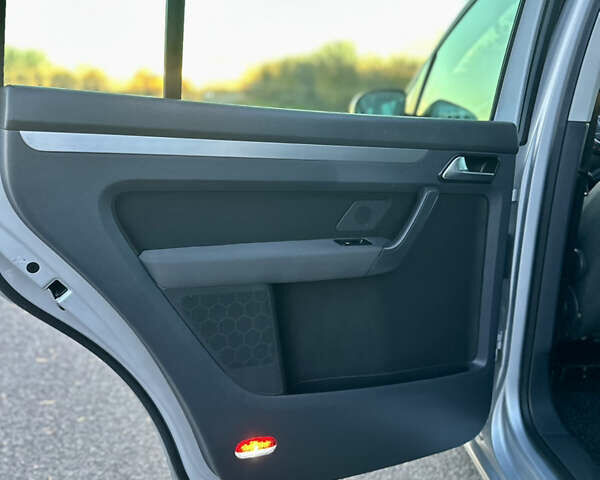 Сірий Фольксваген Туран, об'ємом двигуна 1.4 л та пробігом 248 тис. км за 7500 $, фото 29 на Automoto.ua