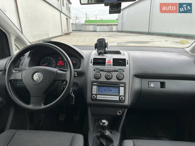 Серый Фольксваген Туран, объемом двигателя 1.6 л и пробегом 215 тыс. км за 6800 $, фото 40 на Automoto.ua