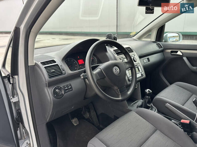 Серый Фольксваген Туран, объемом двигателя 1.6 л и пробегом 215 тыс. км за 6800 $, фото 26 на Automoto.ua