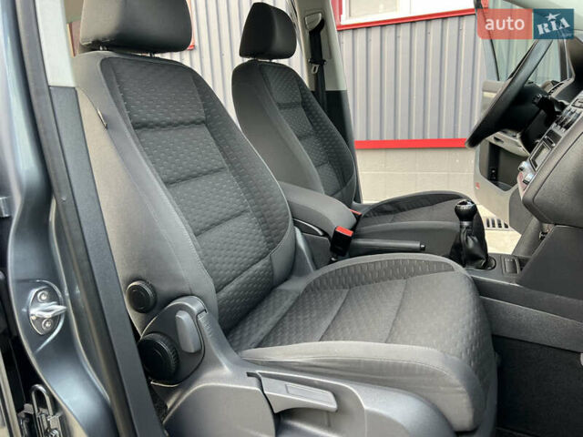 Серый Фольксваген Туран, объемом двигателя 1.6 л и пробегом 217 тыс. км за 8200 $, фото 66 на Automoto.ua