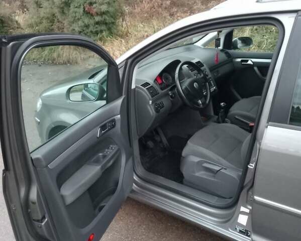 Серый Фольксваген Туран, объемом двигателя 1.4 л и пробегом 217 тыс. км за 7200 $, фото 12 на Automoto.ua