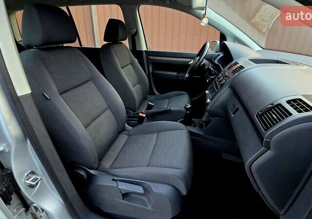 Сірий Фольксваген Туран, об'ємом двигуна 1.6 л та пробігом 225 тис. км за 7777 $, фото 36 на Automoto.ua