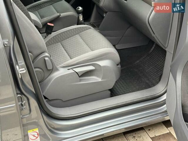 Серый Фольксваген Туран, объемом двигателя 1.6 л и пробегом 251 тыс. км за 6950 $, фото 45 на Automoto.ua