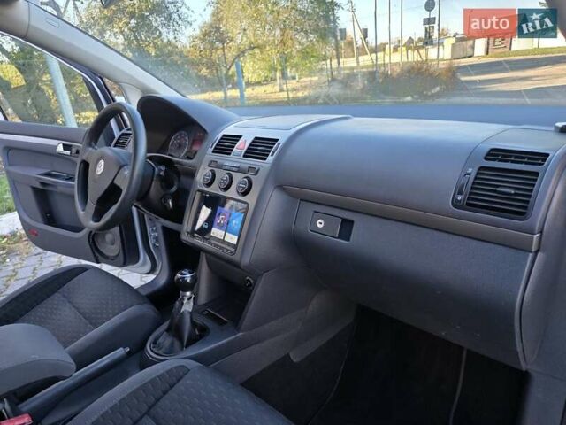 Серый Фольксваген Туран, объемом двигателя 1.6 л и пробегом 225 тыс. км за 6700 $, фото 47 на Automoto.ua