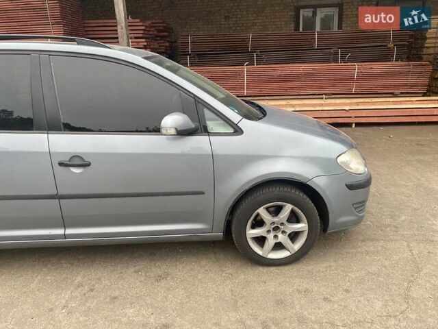 Серый Фольксваген Туран, объемом двигателя 1.6 л и пробегом 225 тыс. км за 6000 $, фото 3 на Automoto.ua