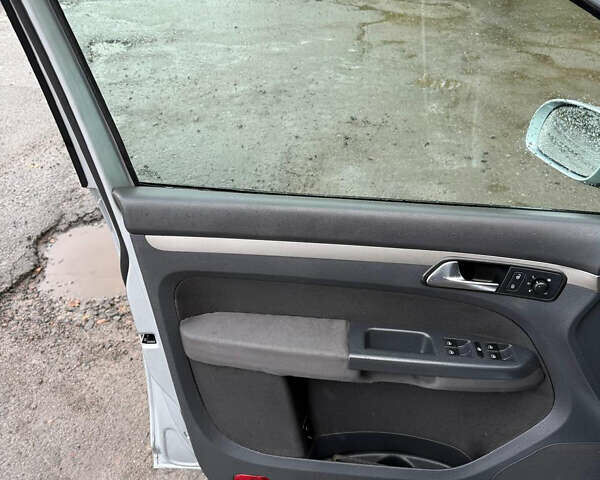 Сірий Фольксваген Туран, об'ємом двигуна 1.9 л та пробігом 226 тис. км за 7900 $, фото 12 на Automoto.ua