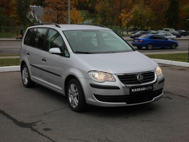 Серый Фольксваген Туран, объемом двигателя 1.6 л и пробегом 218 тыс. км за 8600 $, фото 2 на Automoto.ua