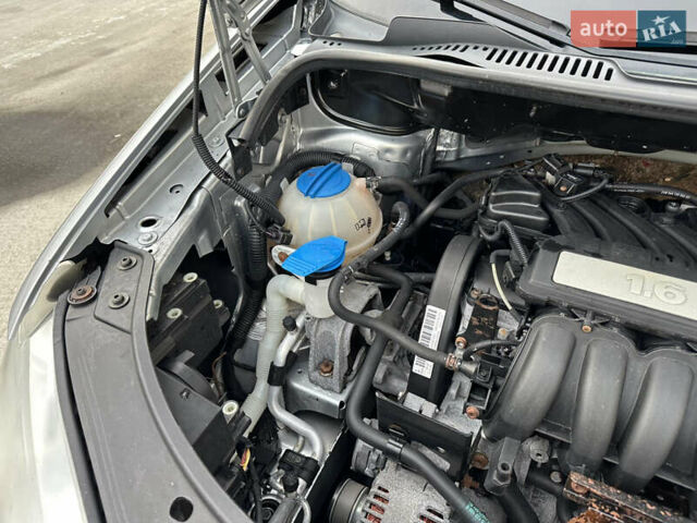 Серый Фольксваген Туран, объемом двигателя 1.6 л и пробегом 215 тыс. км за 6800 $, фото 49 на Automoto.ua