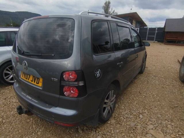 Серый Фольксваген Туран, объемом двигателя 1.9 л и пробегом 250 тыс. км за 3400 $, фото 4 на Automoto.ua