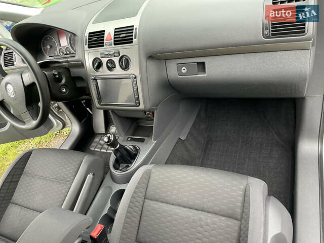 Серый Фольксваген Туран, объемом двигателя 1.9 л и пробегом 263 тыс. км за 7400 $, фото 28 на Automoto.ua