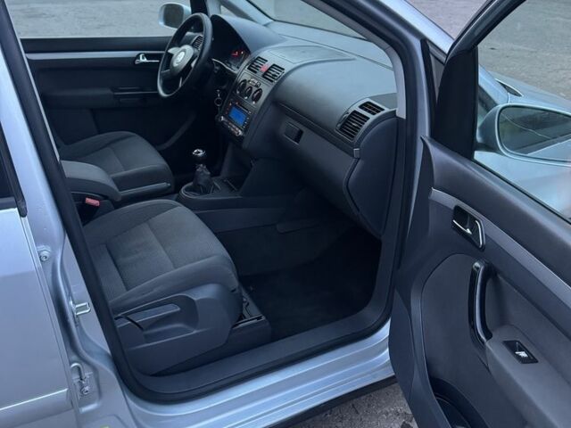 Серый Фольксваген Туран, объемом двигателя 1.9 л и пробегом 250 тыс. км за 3450 $, фото 16 на Automoto.ua