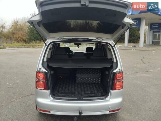 Серый Фольксваген Туран, объемом двигателя 1.6 л и пробегом 254 тыс. км за 7650 $, фото 49 на Automoto.ua