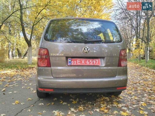 Серый Фольксваген Туран, объемом двигателя 1.6 л и пробегом 227 тыс. км за 7200 $, фото 4 на Automoto.ua