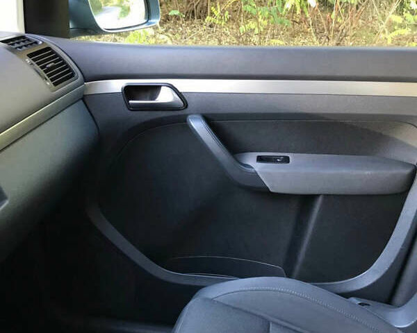 Серый Фольксваген Туран, объемом двигателя 1.4 л и пробегом 268 тыс. км за 6200 $, фото 3 на Automoto.ua