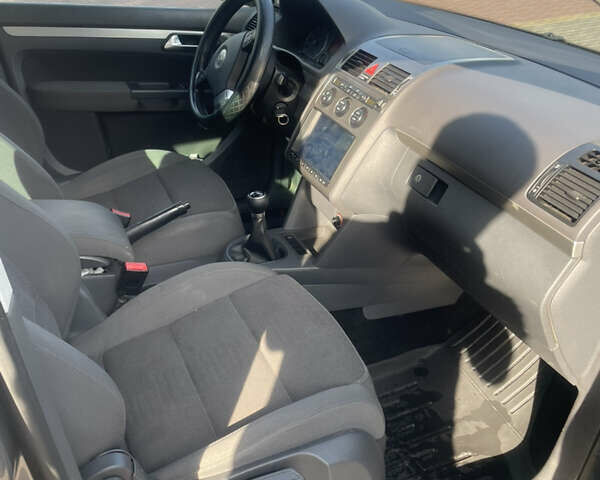 Серый Фольксваген Туран, объемом двигателя 1.39 л и пробегом 220 тыс. км за 4800 $, фото 22 на Automoto.ua