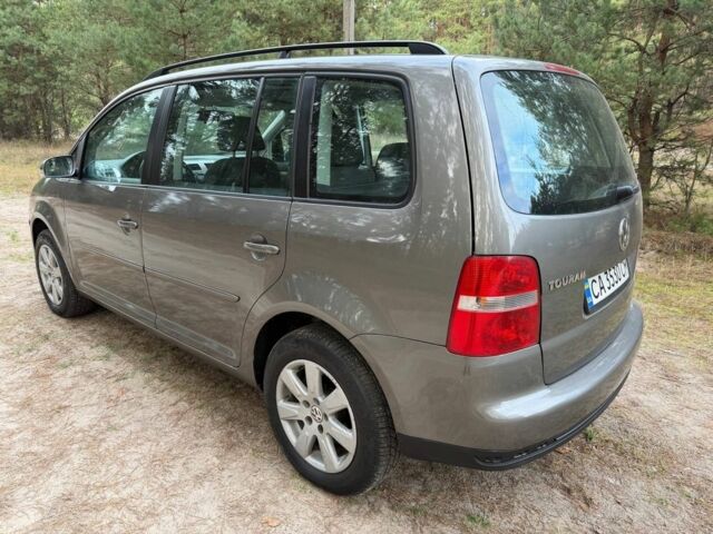 Серый Фольксваген Туран, объемом двигателя 1.6 л и пробегом 246 тыс. км за 5950 $, фото 3 на Automoto.ua