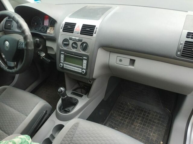 Серый Фольксваген Туран, объемом двигателя 1.4 л и пробегом 216 тыс. км за 6600 $, фото 9 на Automoto.ua