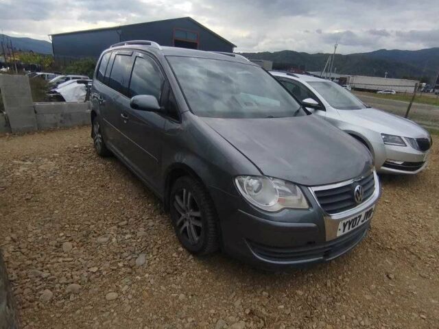 Серый Фольксваген Туран, объемом двигателя 1.9 л и пробегом 250 тыс. км за 3400 $, фото 1 на Automoto.ua