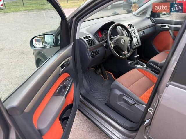 Серый Фольксваген Туран, объемом двигателя 1.39 л и пробегом 257 тыс. км за 7100 $, фото 12 на Automoto.ua