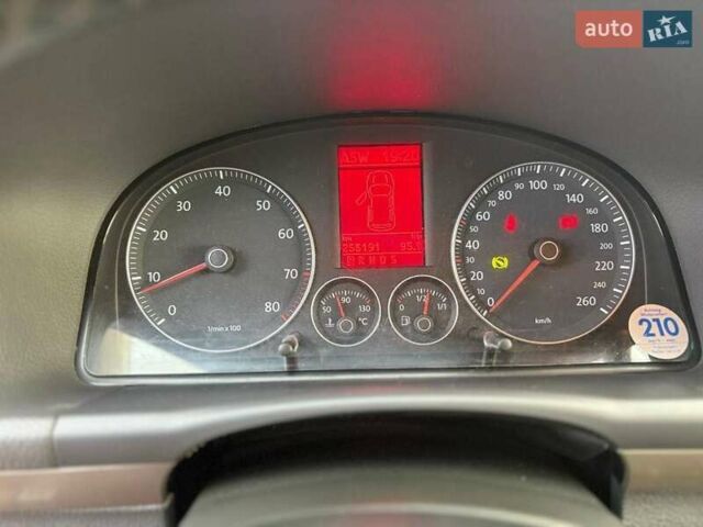 Серый Фольксваген Туран, объемом двигателя 1.39 л и пробегом 257 тыс. км за 7100 $, фото 4 на Automoto.ua