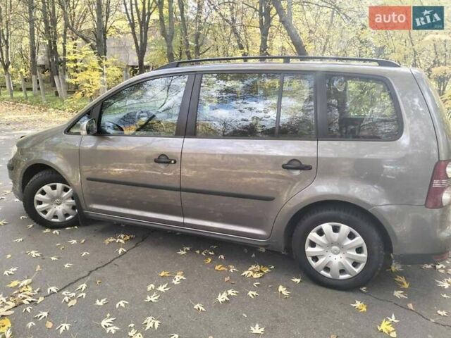 Серый Фольксваген Туран, объемом двигателя 1.6 л и пробегом 227 тыс. км за 7200 $, фото 6 на Automoto.ua