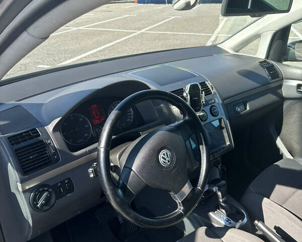 Сірий Фольксваген Туран, об'ємом двигуна 2 л та пробігом 240 тис. км за 7200 $, фото 6 на Automoto.ua