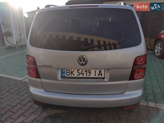 Серый Фольксваген Туран, объемом двигателя 1.6 л и пробегом 256 тыс. км за 6200 $, фото 4 на Automoto.ua